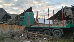 Accident grav în Neamț! Un TIR a intrat într-o casă, iar o fată de 16 ani a fost prinsă sub dărâmături
