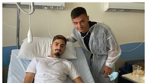 L-a accidentat grav și acum a mers la spital să-și ceară scuze. Scene emoționante cu doi fotbaliști din Superligă