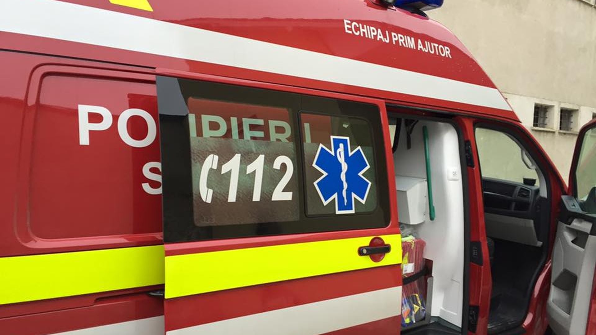 O fată de 17 ani a fost lovită de fulger, în Hunedoara. Tânăra a suferit arsuri grave