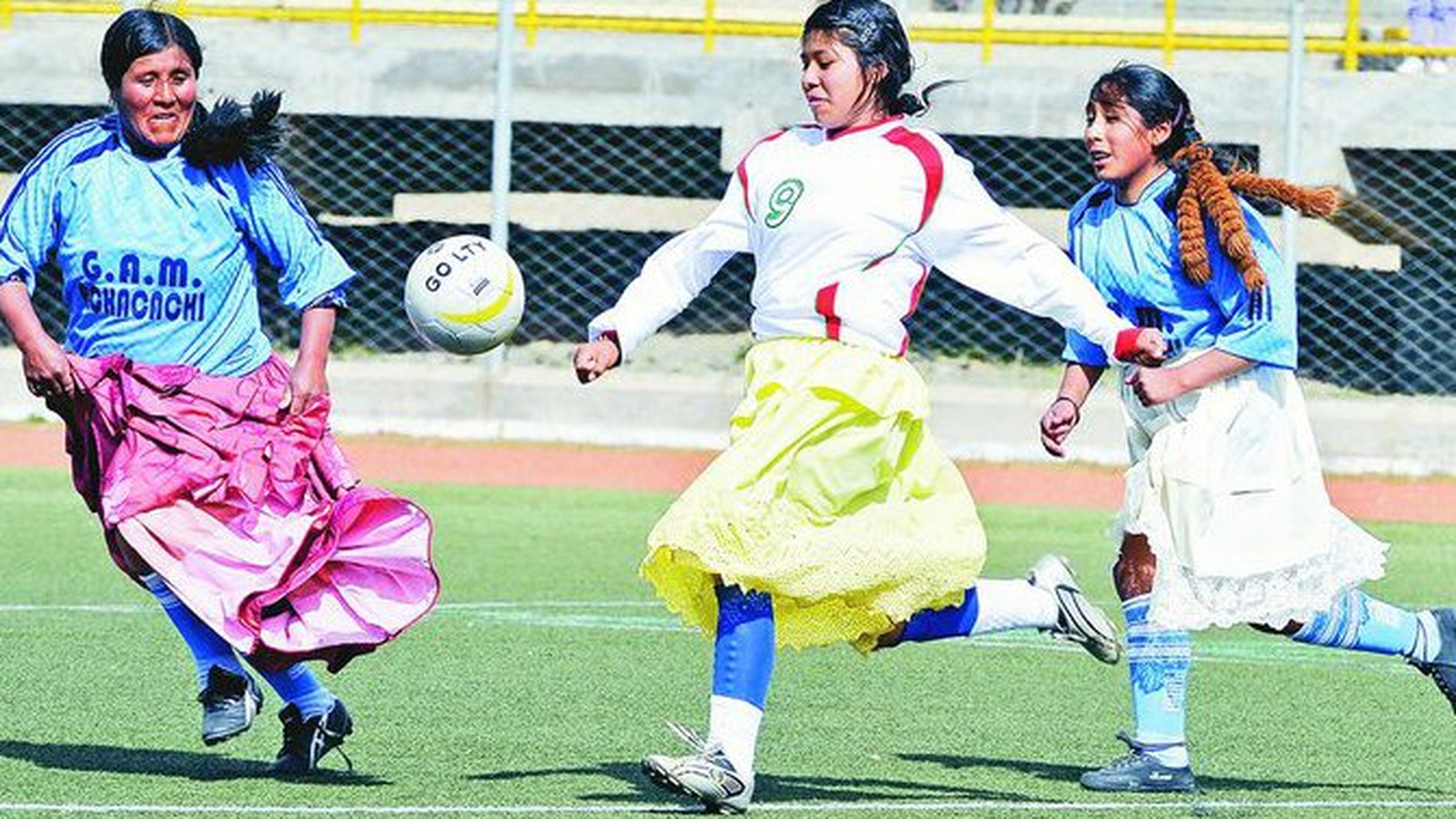 Joaca fotbal in fuste