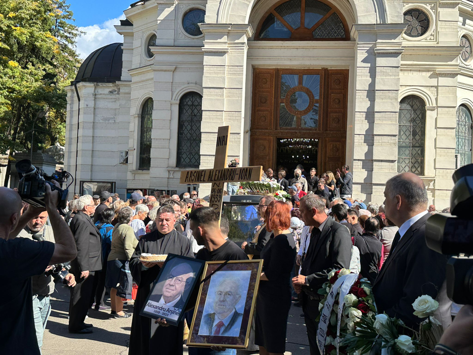 Alexandru Arșinel a fost condus pe ultimul drum de rude, prieteni și de oameni care doar l-au îndrăgit (Foto: CANCAN.RO)