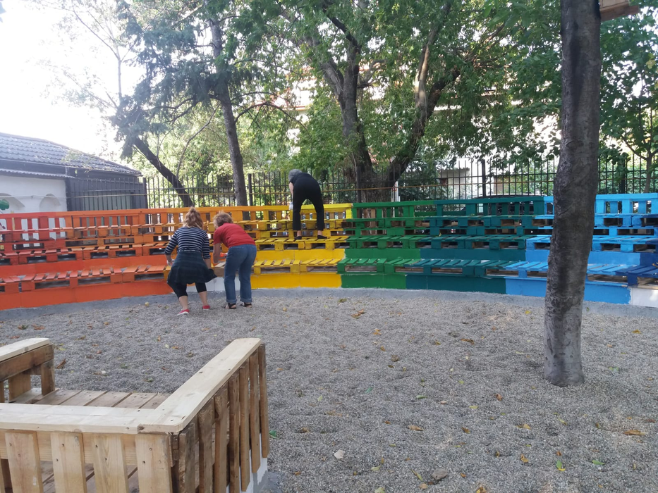 Amfiteatrul a fost construit din paleți