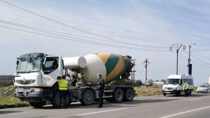 Peste 14.000 de mașini, verificate de polițiști. Bărbat beat mort, găsit la volanul unui tractor în Sibiu