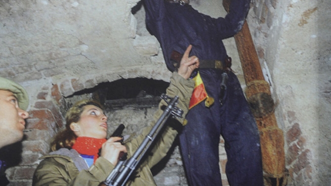 Fotografie document! Mihaela Radulescu a luptat la Revolutie cu arma in mana: "Aveam 20 de ani si traiam o aventura"