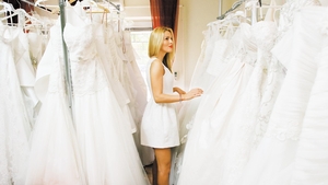Denisa Nechifor se uita dupa rochie de mireasa