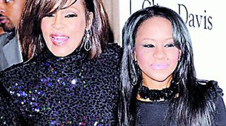 Bobbi Kristina a fost prinsa drogandu-se dupa ceremonia de inmormantare a mamei sale, Whitney Houston
