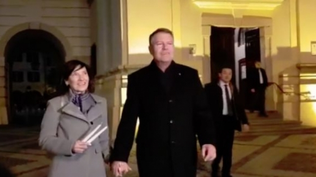Carmen și Klaus Iohannis au participat la slujba de Înviere la Sibiu. Cum s-a îmbrăcat prima doamnă