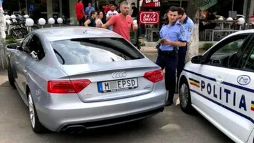 Șoferul cu mesajul anti PSD lovește din nou! Și-a schimbat numerele de înmaticulare, iar acum are un nou mesaj