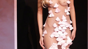 Prostituata lui Ribery si Benzema s-a dezbracat in fata francezilor si le-a facut un cadou sexy!
