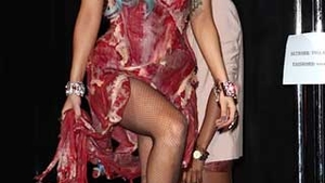 VIDEO Parerea romanului de rand despre Lady GaGa: "Sa cante mama, dar nu in rochie de carne si cu coarne in cap! Are dreptate domnul Becali"
