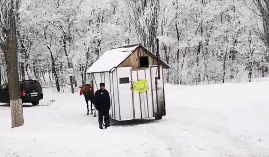 Ciobanul din Botoșani care și-a pus casa pe roți și e trasă de cai! Nea Ion își plimbă nevasta gravidă prin sat
