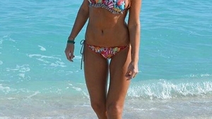 ANNA LESKO, mai sexy ca niciodată! Şi-a expus formele la soare într-un costum de baie minuscul