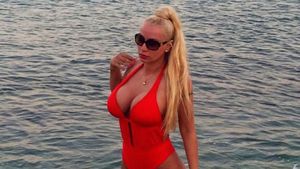 Ce a făcut Simona Traşcă la terasă, în timp ce în spatele ei avea loc o ceartă. Întâi cu mâna, apoi cu şerveţelul!