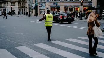 Situația hilară care putea să ducă la tragedie. Ce i s-a întâmplat unui polițist care dirija traficul