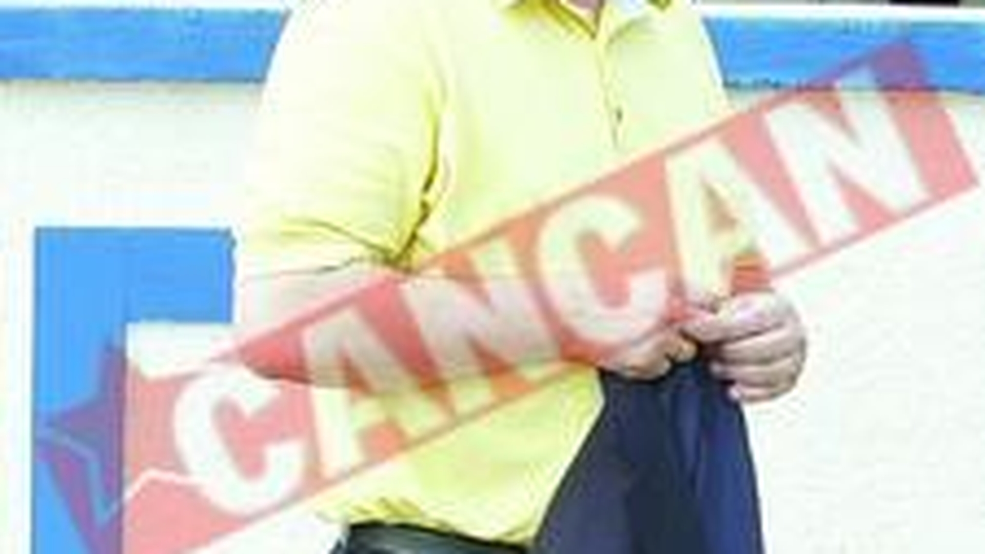 Ii momeste pe arbitri cu vin vechi din pivnita lui