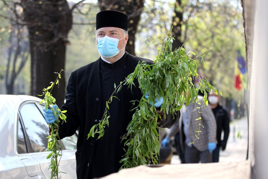 Daniel Tudorache, primarul Sectorului 1, și un preot al Bisericii Cașin împart ramuri de salcie bucureștenilor: ”Căminul fiecărui creștin va fi propria bazilică” | FOTO