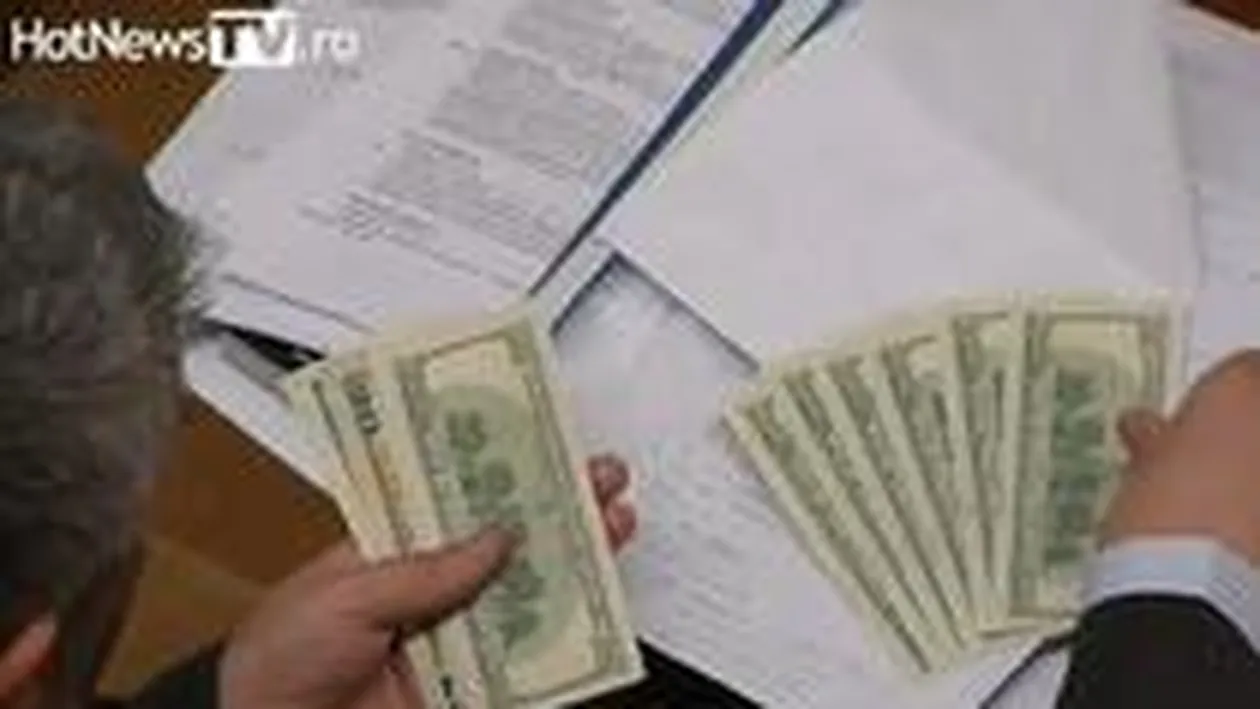 VIDEO Tara arde si baba se piaptana! Un senator numara dolari in timpul dezbaterilor la motiunea de cenzura