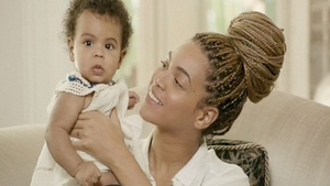 Beyonce are un copil precoce: "Are doar un an şi a început să citească". Vezi imagini în premieră cu artista şi cu fetiţa