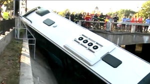 Scene șocante în București! Un autobuz STB a căzut în râul Dâmbovița