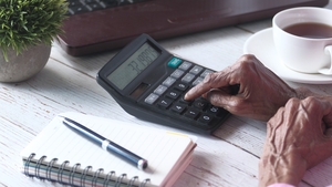 Ce se întâmplă cu pensiile românilor de la 1 iulie 2026. Pensionarii care vor primi mai mulți bani, după creșterea salariului minim pe economie