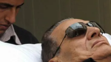 Hosni Mubarak s-a rănit la cap după ce a alunecat în cabina de duş a închisorii