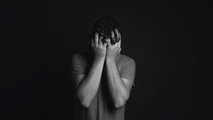 Incredibil! Și-a înșelat iubitul cu bunicul acestuia. Bărbatul a aflat că fiul său este de fapt unchiul lui
