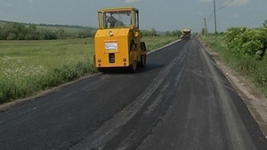 Dosar penal şi închisoare riscă nişte săteni din judeţul Iaşi pentru că şi-au asfaltat singuri drumul din comună