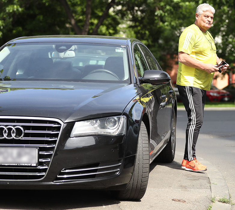 Maşina a fost parcată corespunzător, iar Ioan Andone se pregăteşte să traverseze strada
