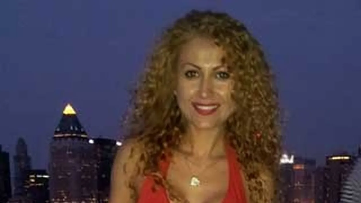 Anamaria Ferent, sexy de Ziua Independentei. A admirat focul de artificii de la etajul 44 al unui bloc din New York!