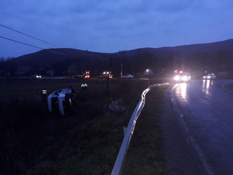Grav accident în Cluj. Un microbuz cu 16 pasageri s-a răsturnat