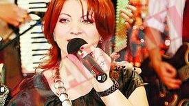 Delia vrea sa-si lanseze mama in cluburi