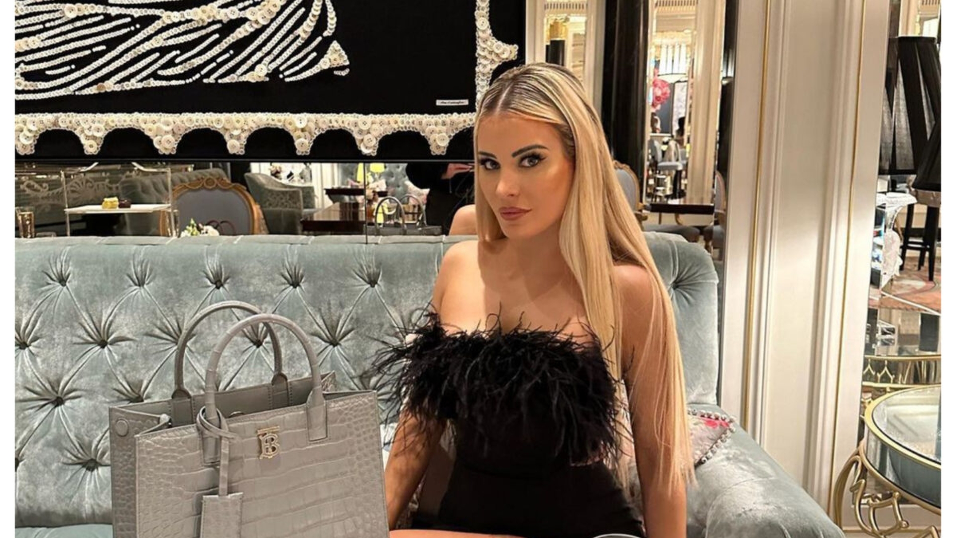 Ea este bomba sexy care i-a acuzat de viol pe frații Tate. S-a afișat pe străzile din Capitală aproape goală
