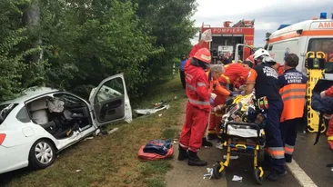 Patru persoane rănite, una în comă, după ce o mașină s-a răsturnat în Prahova
