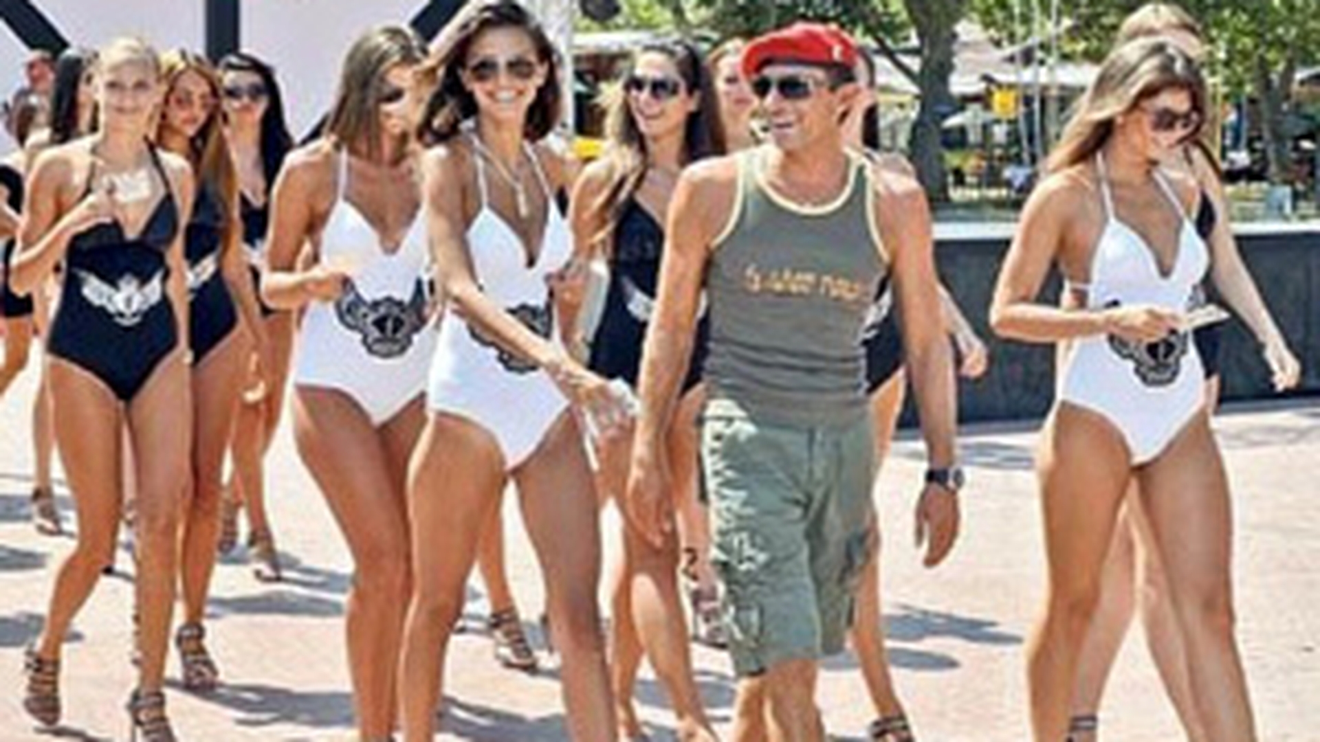 Fetele in bikini aduse de Mazare la vot, audiate