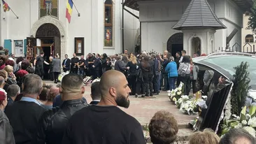 Imaginile durerii de la înmormântarea polițistului ucis de propriul fiu. Sute de oameni au fost prezenți
