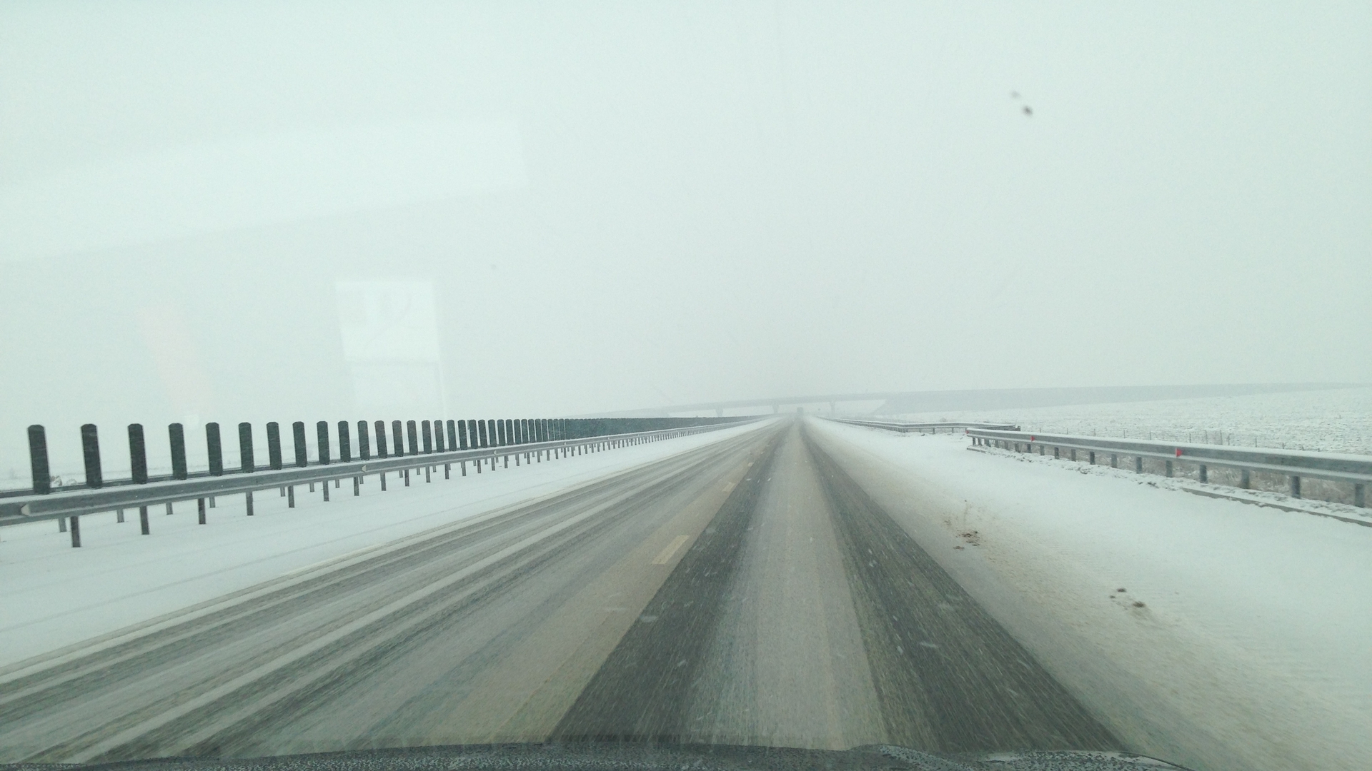 Iar ne-a prins iarna nepregătiţi! Vezi imagini incredibile cu situaţia traficului pe cea mai nouă autostradă din România!