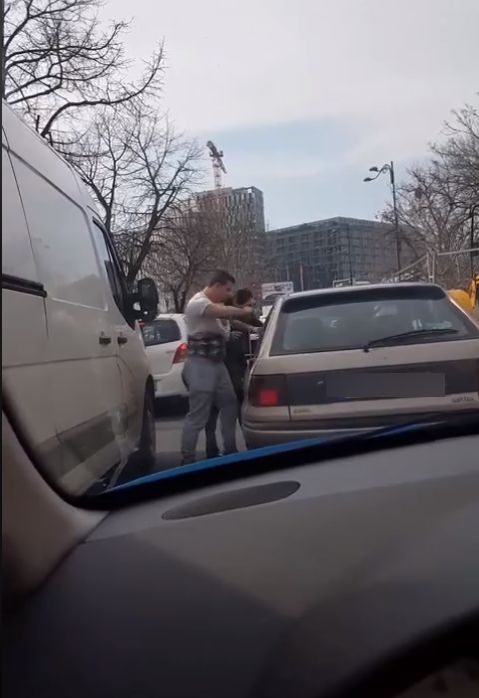 Un șofer care a tăiat calea mai multor mașini s-a enervat că a fost claxonat pentru acest gest! S-a dat jos din mașină și a împărțit pumni în stânga și în dreapta! Incredibil ce a făcut soția șoferului bătăuș VIDEO