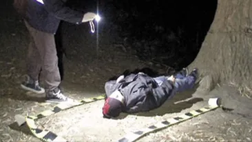 Terifiant! A stat mort in streang o zi intreaga, dar n-a fost observat pana nu i-a sunat mobilul din buzunar! (Atentie, imagini socante!)