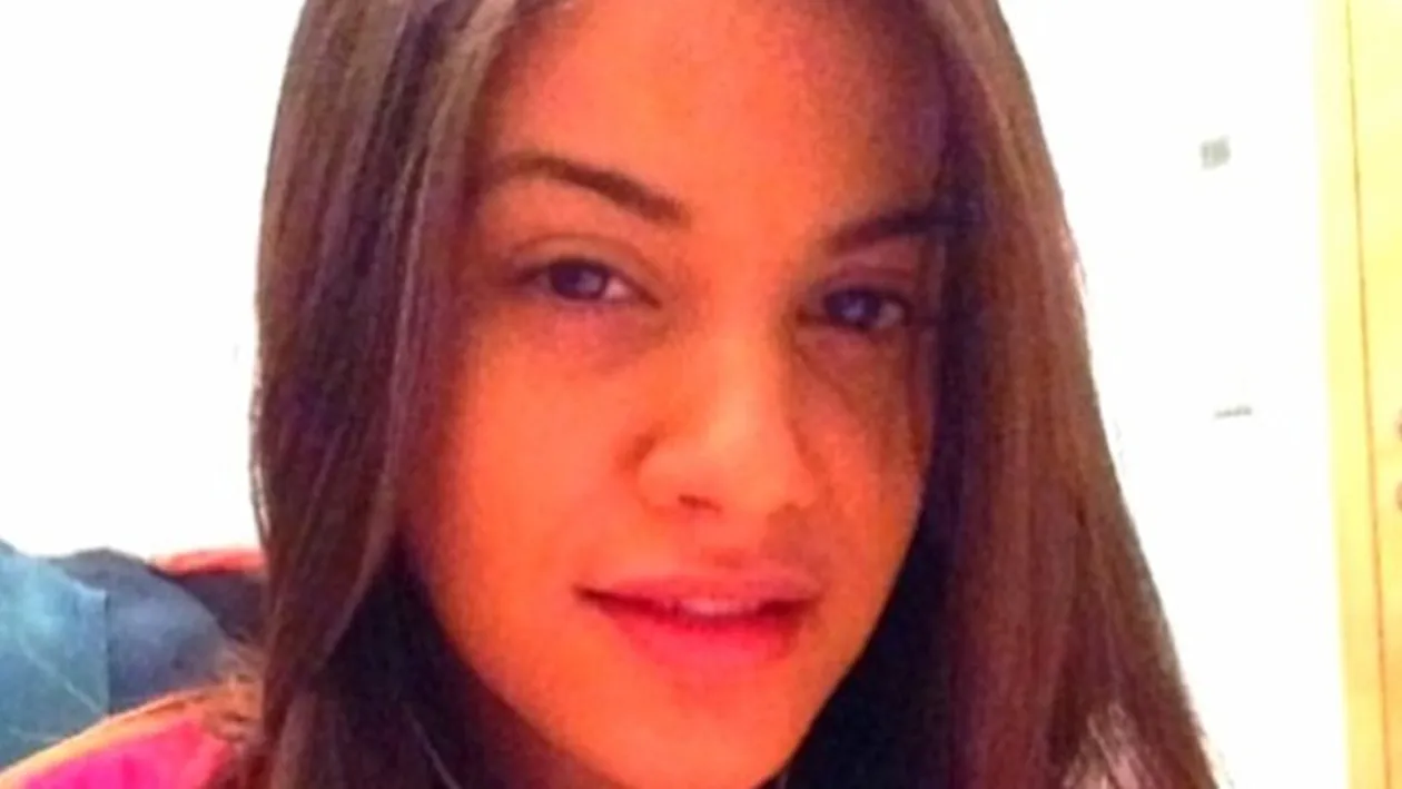 S-a intins pe o canapea si s-a pozat asa! Bety Salam si-a innebunit prietenii cu aceste fotografii