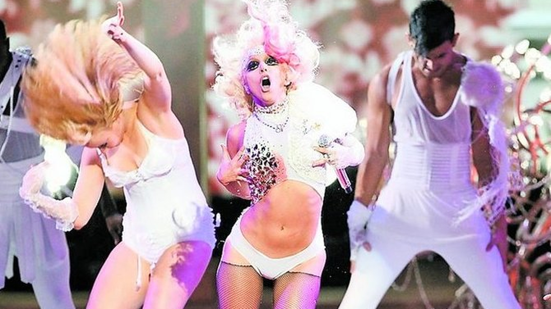 Artista isi face curaj pentru a urca pe scena. Lady Gaga bea vin rosu inainte de concert