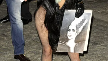 GaGa face pe sperietoarea intr-o noua tinuta excentrica