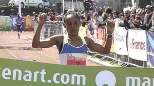 Campioană la maraton, ucisă în bătaie de un refugiat. Poliţia a găsit-o înfăşurată în trofee!