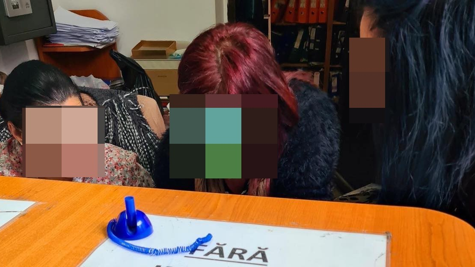 Mesajul ireal care tronează pe biroul administrativ al cimitirului Viișoara din Ploiești. Este imposibil de ratat. „Fără...”