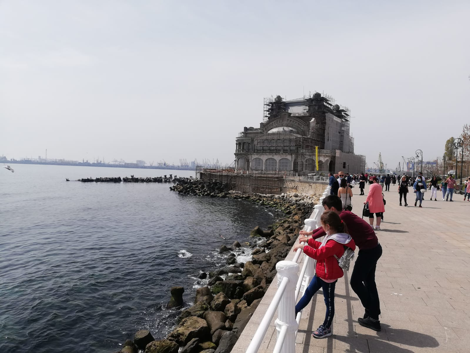 Constănțenii au ieșit la plimbare pe faleza de la Cazinou, de 1 Mai, înainte de Înviere