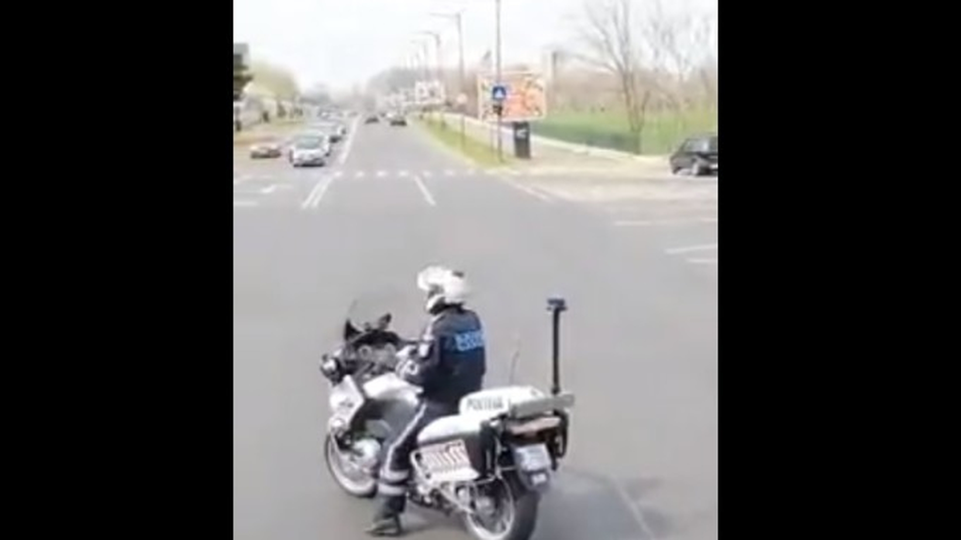 Un polițist a fost filmat în apropierea Casei Poporului, în timp ce dansa pe motocicletă. Cum a reacționat MAI