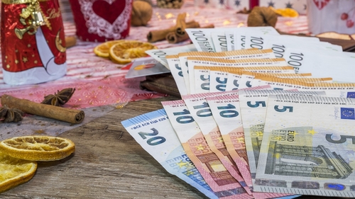 3 cadouri pe care le oferă de Crăciun miliardarii lumii. Pianele au revenit la modă