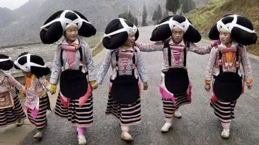 Adevarul CUTREMURATOR din spatele acestei traditii din China! Ce poarta aceste femei pe cap te poate dezgusta complet