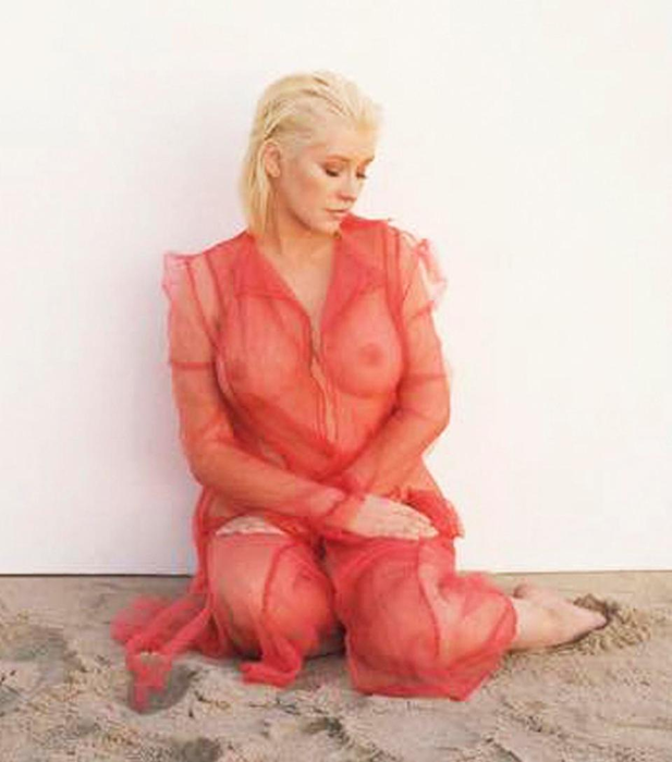Christina Aguilera, topless pentru coperta noului ei album! Uite cum arată la 37 de ani