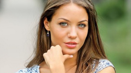 Blestemul "Angelinei Jolie" de Romania! Cum a ajuns sa traiasca acum barbatul pentru care s-a sinucis adolescenta!