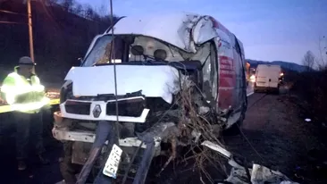 Accident mortal pe DN 1, după ce două autoutilitare s-au ciocnit. Una dintre mașini a ajuns în râul Prahova